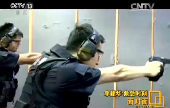 黑豹突擊隊(duì)救人畫(huà)面曝光：手指插入拋彈口阻嫌犯開(kāi)槍