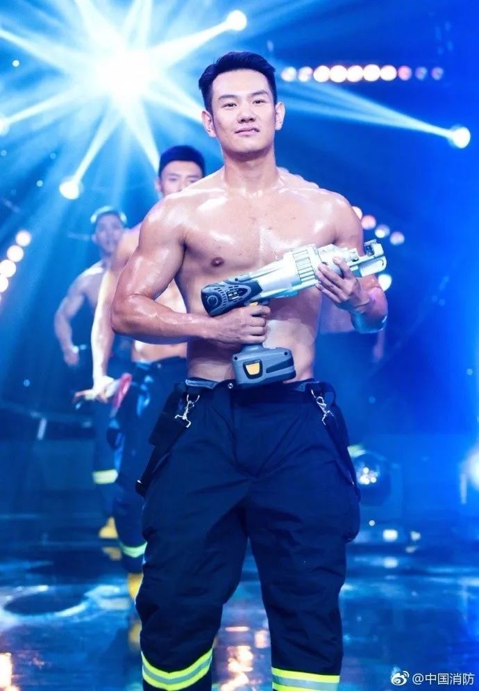 浴火重生的逆行者，肌肉越大責(zé)任越大，這才是真漢子——中國(guó)消防員(圖2)