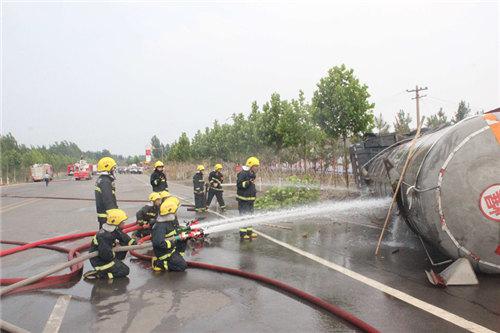運(yùn)載30噸甲醇槽車(chē)側(cè)翻泄漏 平頂山消防冷卻稀釋6小時(shí)(圖3)
