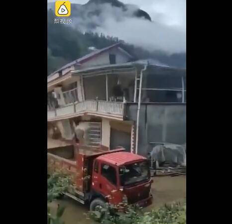 湖北村民50萬建的新房被洪水沖倒，一家人居無定所
