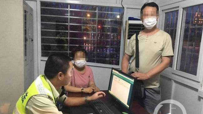 話嘮遭人煩！男女坐車旅游因話太多，被司機(jī)丟在了高速上 
