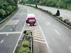 話嘮遭人煩！男女坐車旅游因話太多，被司機丟在了高速上 (圖2)