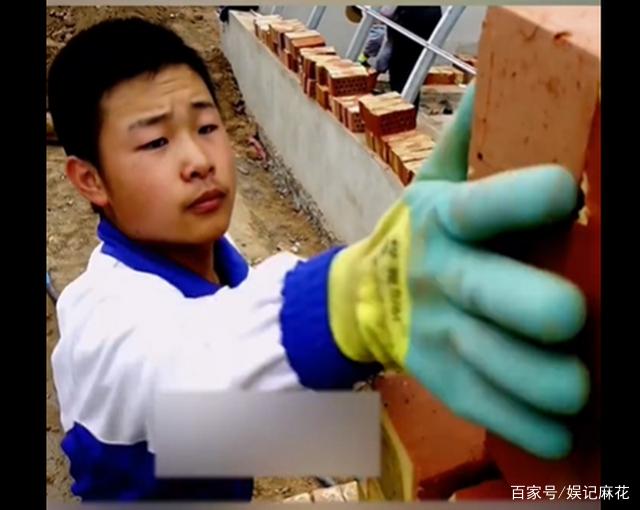 正能量！搬磚男孩工地上收到通知書，如今畢業(yè)成為一名軍官！