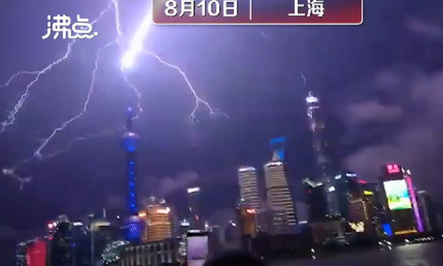 網(wǎng)友：誰(shuí)在渡劫？上海東方明珠被閃電擊中？已裝備環(huán)形避雷針，并未“親吻”到 (圖3)