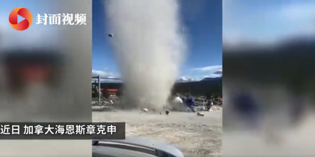 加拿大龍卷風(fēng)精準(zhǔn)襲擊水果攤，卷走水果和現(xiàn)金后消散，攤主很無奈