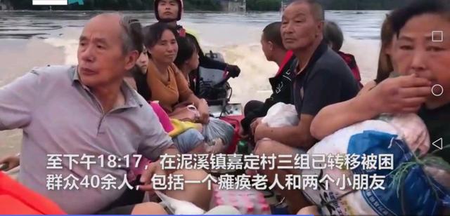 四川村民被洪水圍困屋頂，村民用揮旗的方式求救(圖4)