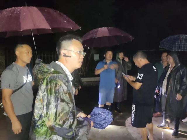 女子發(fā)現(xiàn)客廳1厘米裂縫救下21戶村民，6座民房被夷為平地(圖2)