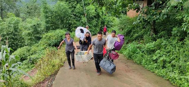 女子發(fā)現(xiàn)客廳1厘米裂縫救下21戶村民，6座民房被夷為平地(圖5)