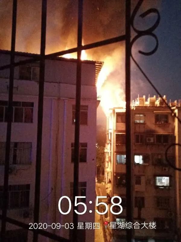 南寧一小區(qū)樓頂燒成火?，F(xiàn)場圖曝光 廣西南寧小區(qū)頂樓倉庫火災(zāi)原因 明火伴有濃濃黑煙