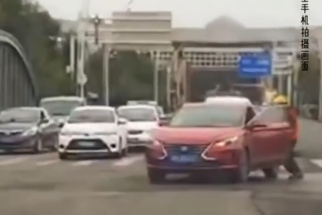 外賣小哥16秒停住失控汽車：不是什么大事，也沒耽誤送餐時(shí)間