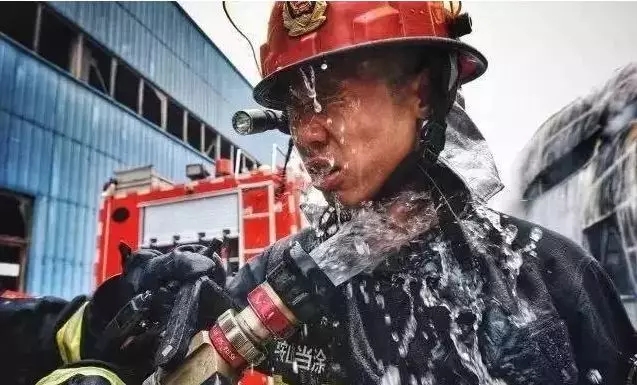 消防裝備：消防員戰(zhàn)斗服是干的還是濕的好？有怎么區(qū)別？(圖2)